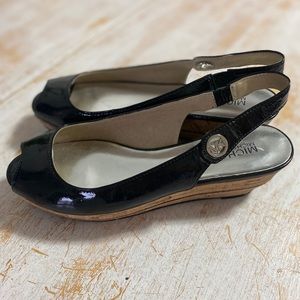 Authentic Michael Korda peep toe sandals! Size 7